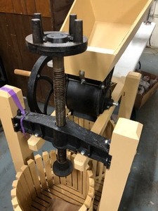 lot 398 image: Excellent Quality AMERCIAN HARVESTER Apple Cider Press & Grinder MEGA Kit
