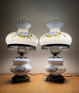 lot 30 image: Excellent Matching Pair of Vintage 2-Way Gone With the Wind Lamps
