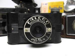 lot 271 image: Assorted Vintage Film Cameras