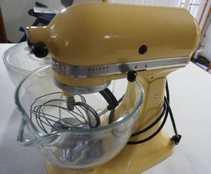 lot 61 image: The Kitchen Cupboard...KitchenAid 5-Qt. Deluxe Edition 325W Tilt Top Stand Mixer wGlass Bowl...