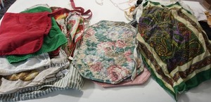 lot 69 image: The Kitchen Drawer...Linen Textile Vintage Aprons, Placemats...