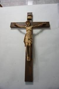 lot 76 image: Religious DeCor...Large Wood Wall Cross