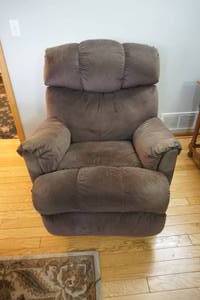 lot 82 image: The Furniture Lot...Recliner