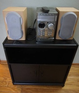 lot 89 image: Home Essentials...Philips MCM 530 Micro System USB PC Link StereoSpeakers and Cabinet