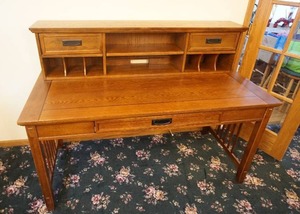 lot 101 image: Beautiful Vintage Solid Oak Desk Large Leg and Dove-Tailed Drawers...