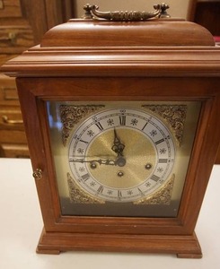 lot 110 image: Vintage Mantle Clock