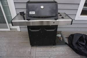 lot 306 image: Weber Spirit Gas Grill wSide DialsTray...