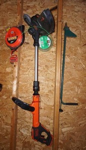 lot 322 image: Black-n-Decker Weed Eater Wacker
