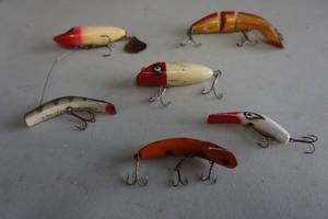 lot 346 image: Vintage Fishing Lures...Kautzky Lazy Ike, South Bend, Heddon Rainbow Gamefisher, Heddon Red Head Flaptail, Flatfish Helin Etc.