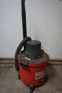 lot 355 image: Large Craftsman 16 gallon WetDry Shop Vac