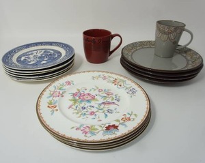 lot 34 image: Collectibles Dishes Including Vintage Homer Laughlin Blue Willow Porcelain Tableware Plates L-44 N6(Matching to Lots #45 and 88)...
