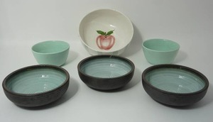lot 68 image: Miscellaneous Ceramic Serving Soup Salad Bowls Including FWC Made In Italy Apple Themed Large Vintage Bowl...
