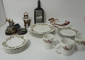 lot 128 image: Home Essentials and DeCor...Holly & Berry with Birds Tableware Dish Set...