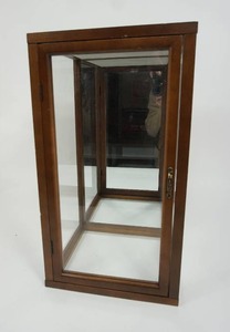 lot 153 image: Home DeCor...Tabletop Display Cabinet for Dolls Etc.