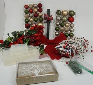 lot 155 image: Holiday Christmas DeCor...