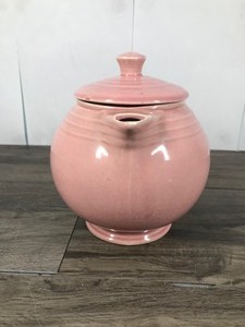 lot 41 image: Vintage USA Art Pottery Pink Teapot with Lid 7.5 Tall