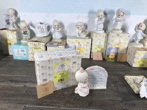 lot 75 image: Lot of 15 Precious Moments Figurines