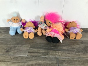 lot 81 image: 5 - Collectible Trolls