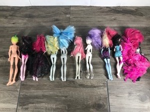 lot 90 image: Lot of 10 Monster High Dolls