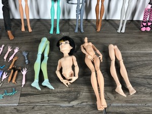 lot 94 image: Lot of 8 Monster High Dolls & Parts