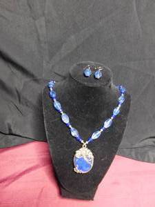 lot 152 image: Stone and glass bead necklaceearring set