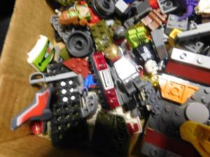 lot 184 image: Flat of legos