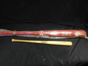 lot 182 image: Twins Louiville slugger bat and a Kirby Plucket souvenier bat
