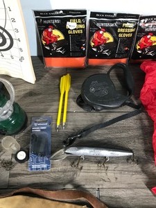 lot 371 image: Lot of Hunting - Fishing & Trapping Items