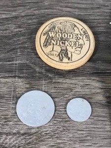 lot 385 image: Vintage Walt Disney Davy Crocket Wallet with Play Money