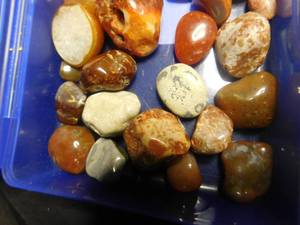 lot 185 image: Container of polished agates and rocks