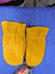 lot 222 image: New hat and leather mitts