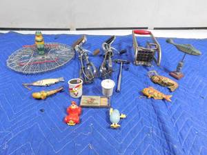 lot 243 image: Lot of collectables