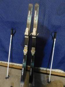 lot 250 image: Sonic Head snow skis w bag and poles