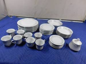 lot 280 image: Crown Ming fine china set