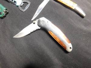 lot 301 image: 6 Knives and advertised items