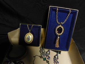 lot 309 image: Flat of jewelry