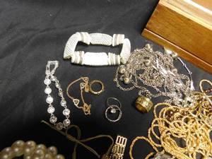 lot 315 image: Vintage cedar wood cigar box full of jewelry