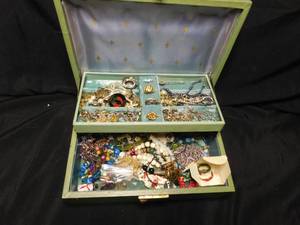 lot 316 image: Vintage jewelry box of jewelry