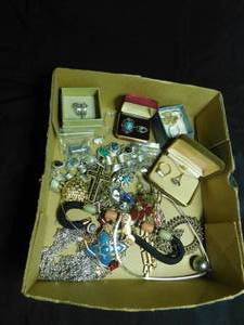 lot 317 image: Flat of Sarah Coventry jewelry