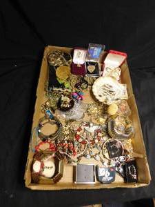 lot 318 image: Flat of jewelery and more