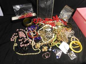lot 321 image: Container of jewelry