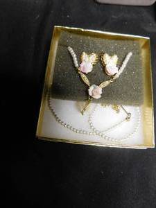 lot 323 image: 3 Jewelry sets and 1 necklace