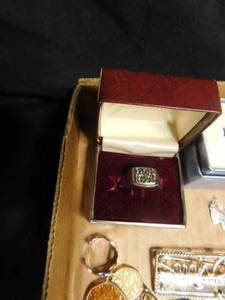 lot 325 image: Flat of Sarah Coventry jewelry