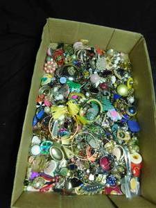 lot 327 image: Bag of misc. Jewelry