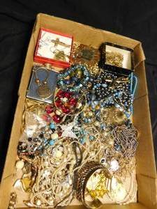 lot 331 image: Flat of jewelry