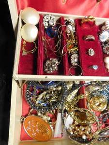lot 332 image: Vintage white jewelry box of jewelry