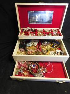 lot 336 image: White vintage jewelry box w drawer full of jewelry