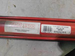 lot 7 image: 2 Hydraulic cylinders