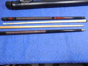 lot 403 image: 2 pool sticks in Viper cases
