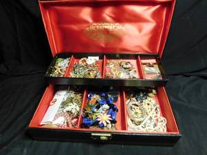 lot 333 image: Vintage black jewelry box of jewelry